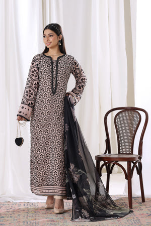 Buraqstore Monochrome Mosaic chiffon pret on model, trendy women’s attire