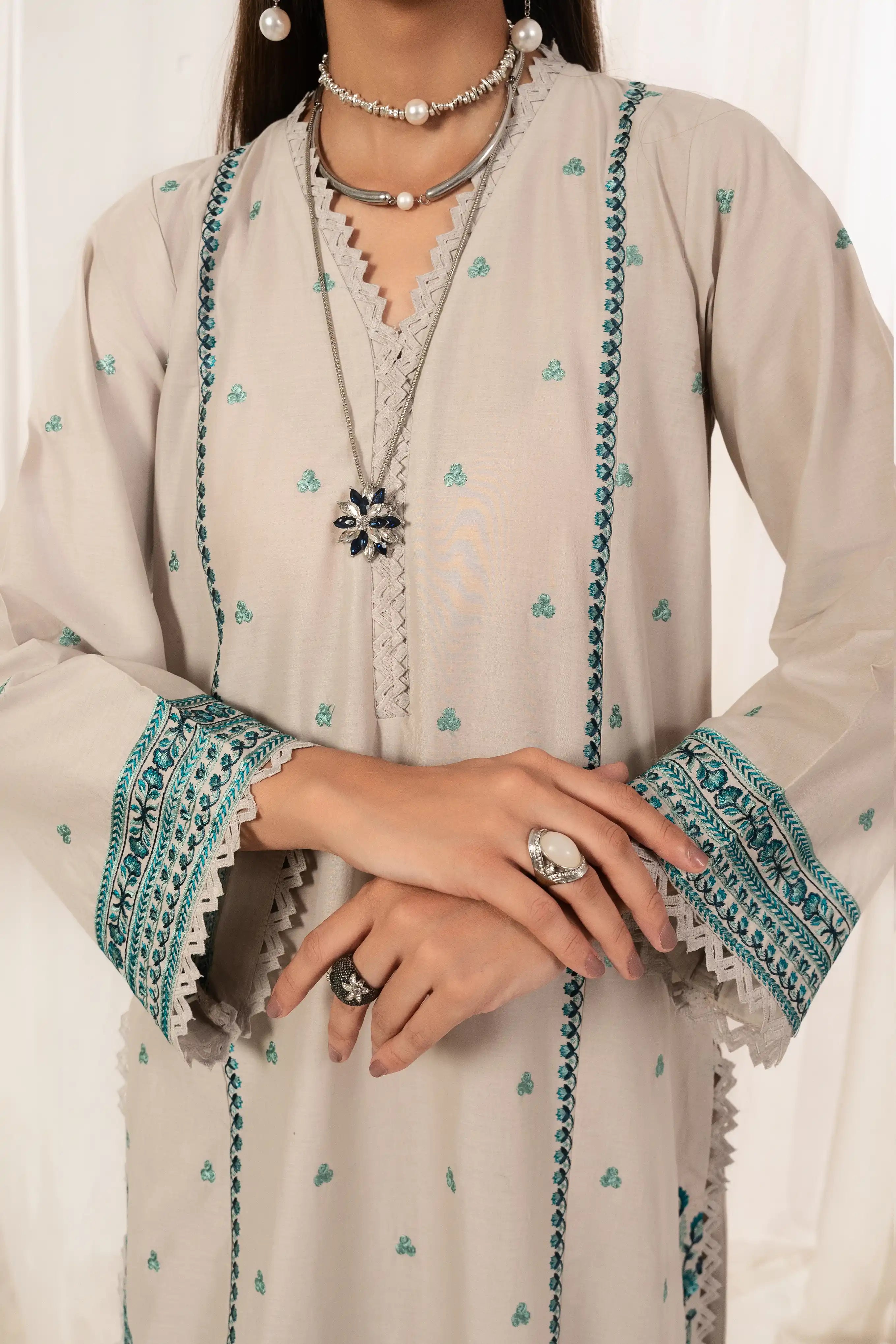 Hooriya Cambric Lawn Suit 3Pc