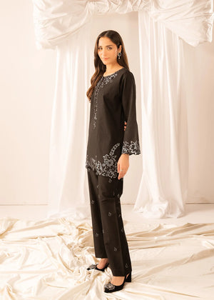 Women wearing black lawn dress, close-up of the embroidery on the lawn shirt, Buraqstore