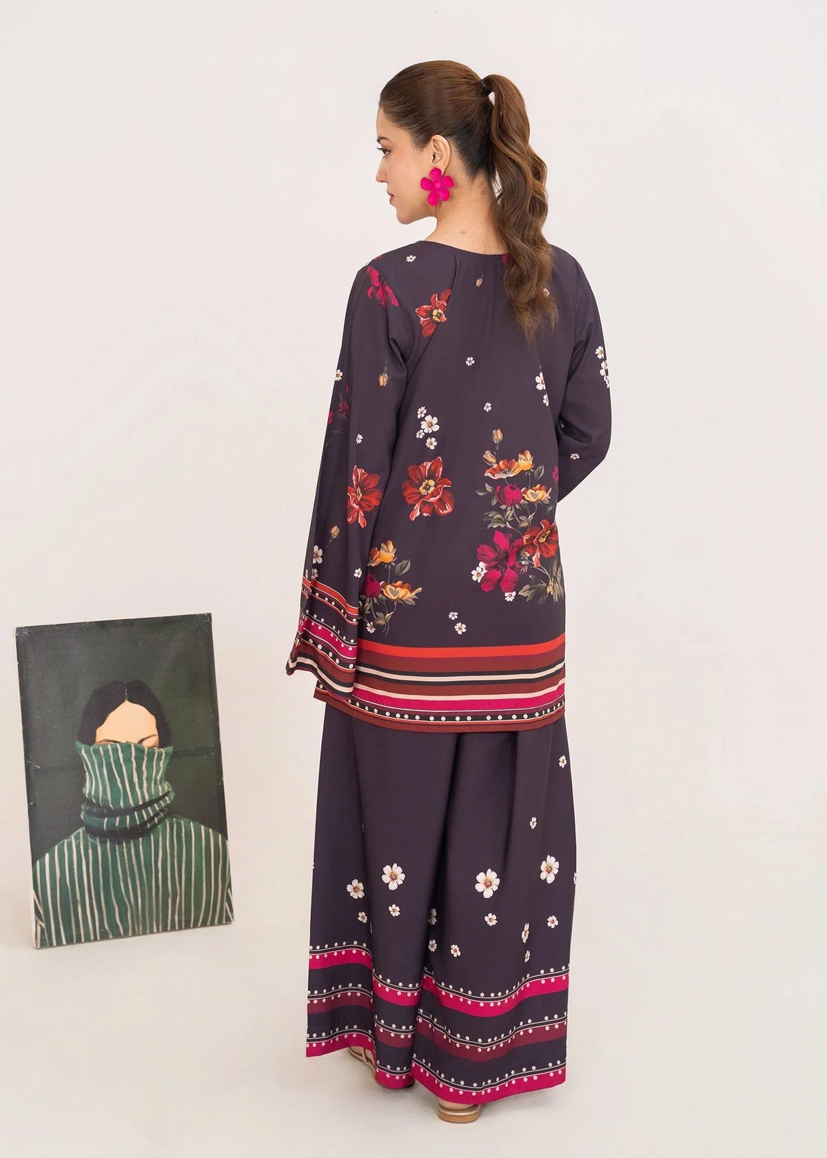 Women wearing dark blue dress, close-up of the print on the grip fabric shirt, Buraqstore