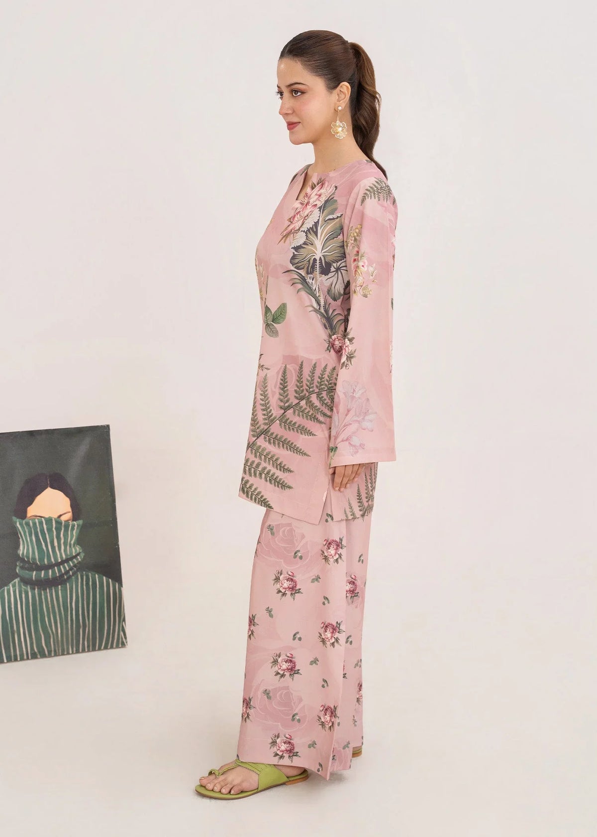 Women wearing pink color dress, close-up of the print on the poly lawn shirt, Buraqstore