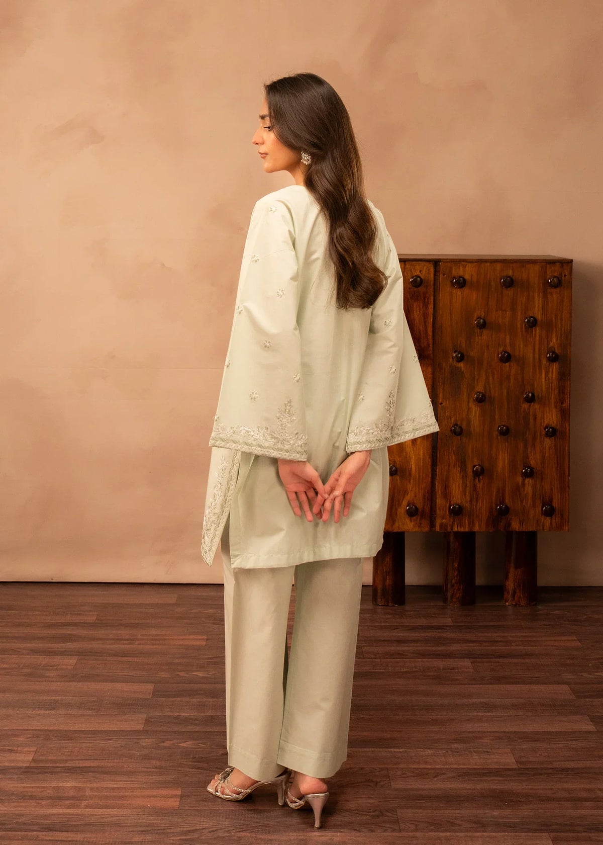 Women wearing green dress design, close-up of the embroidery on the lawn shirt, Buraqstore