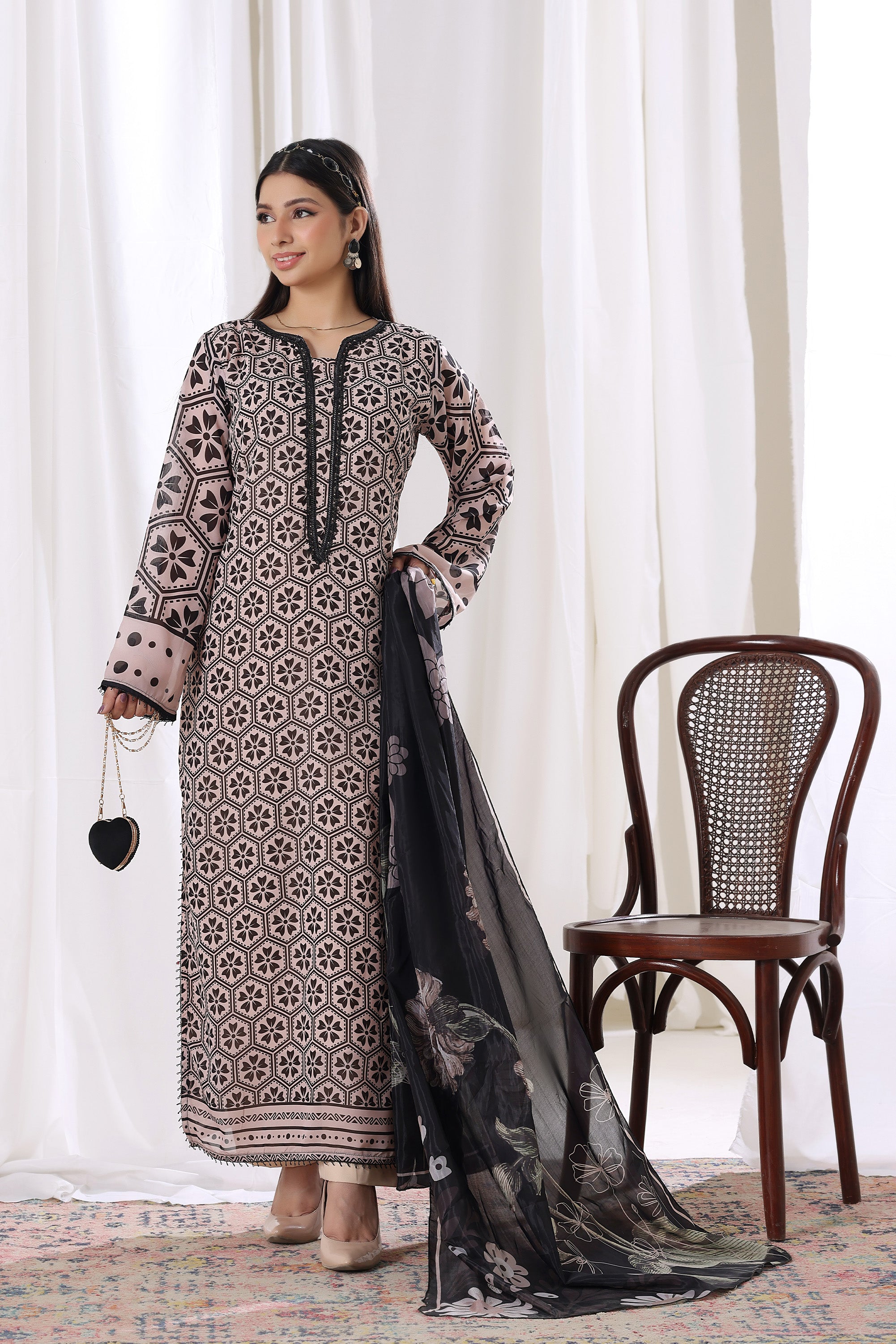 Buraqstore Monochrome Mosaic chiffon pret on model, trendy women’s attire