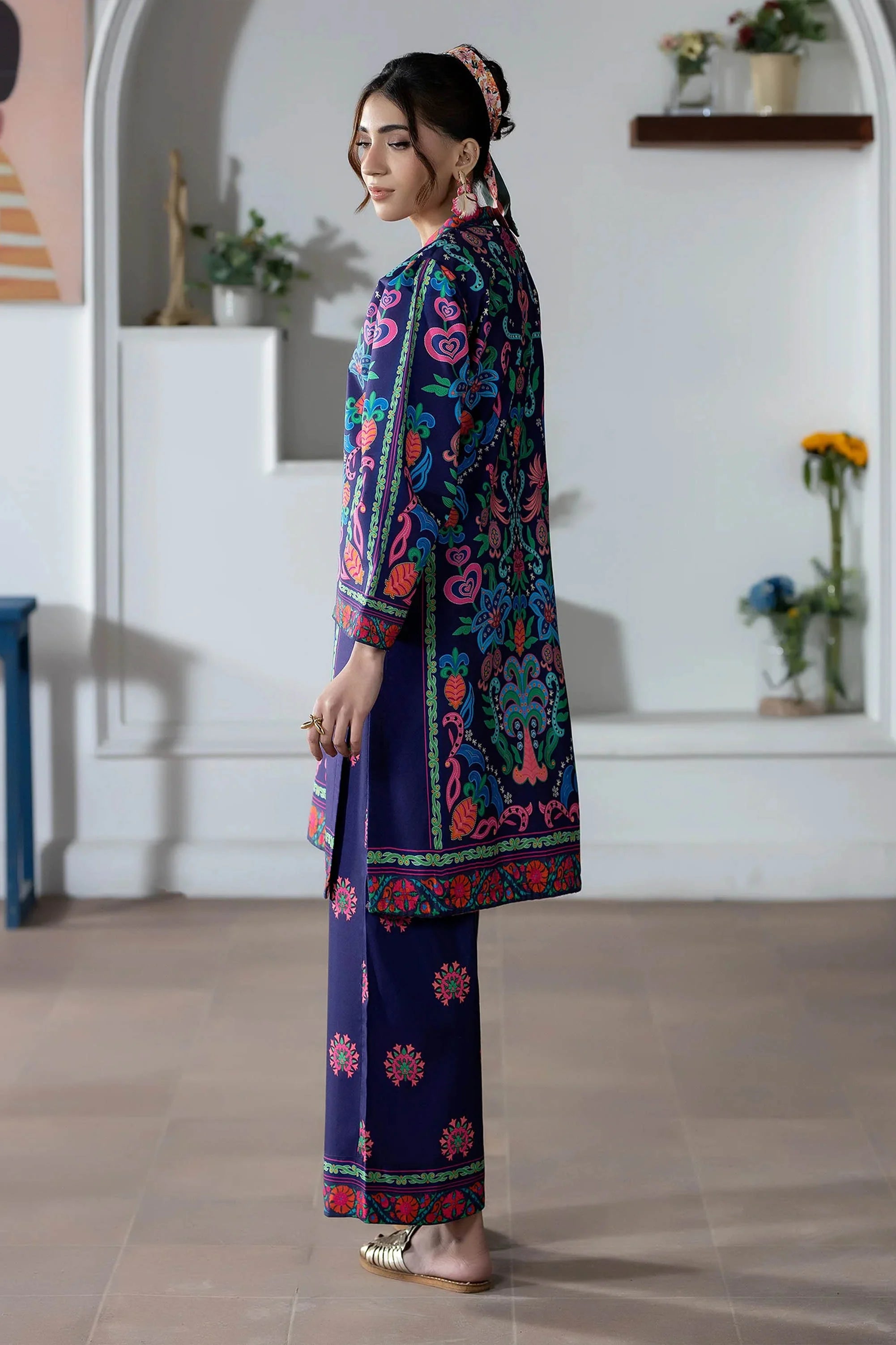 Model dressed in 2pc printed co ord set Buraqstore casual women outfit