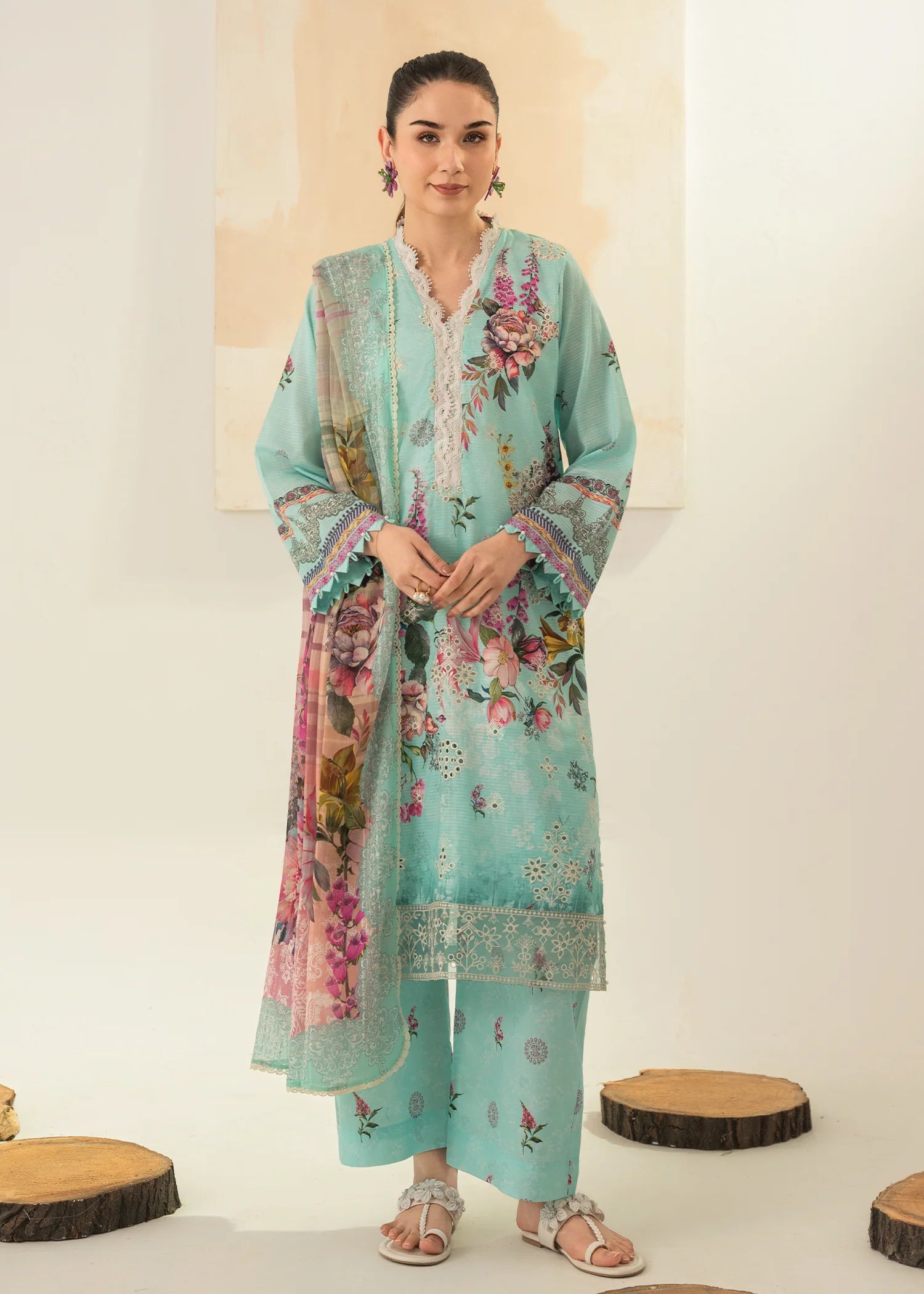 DL - 07 | Embroidered Chikankari Lawn 3 PCs