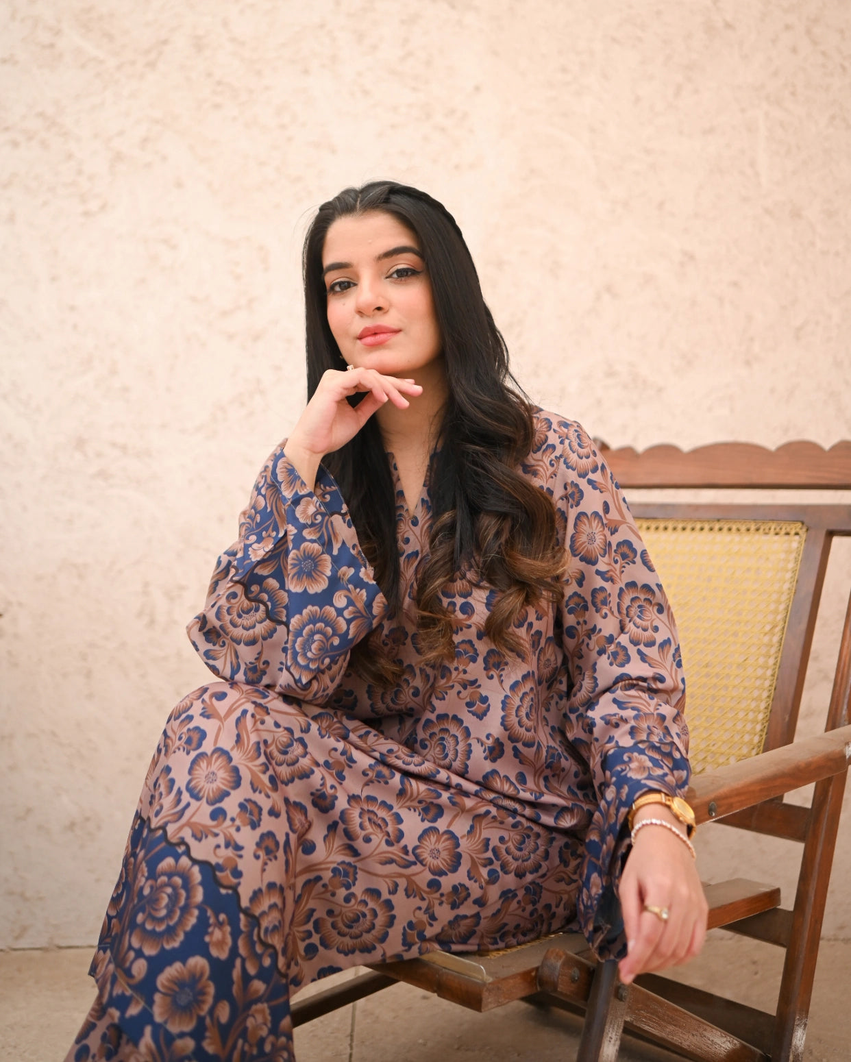 Girl wearing crepe dress by Buraqstore with soft glam styling