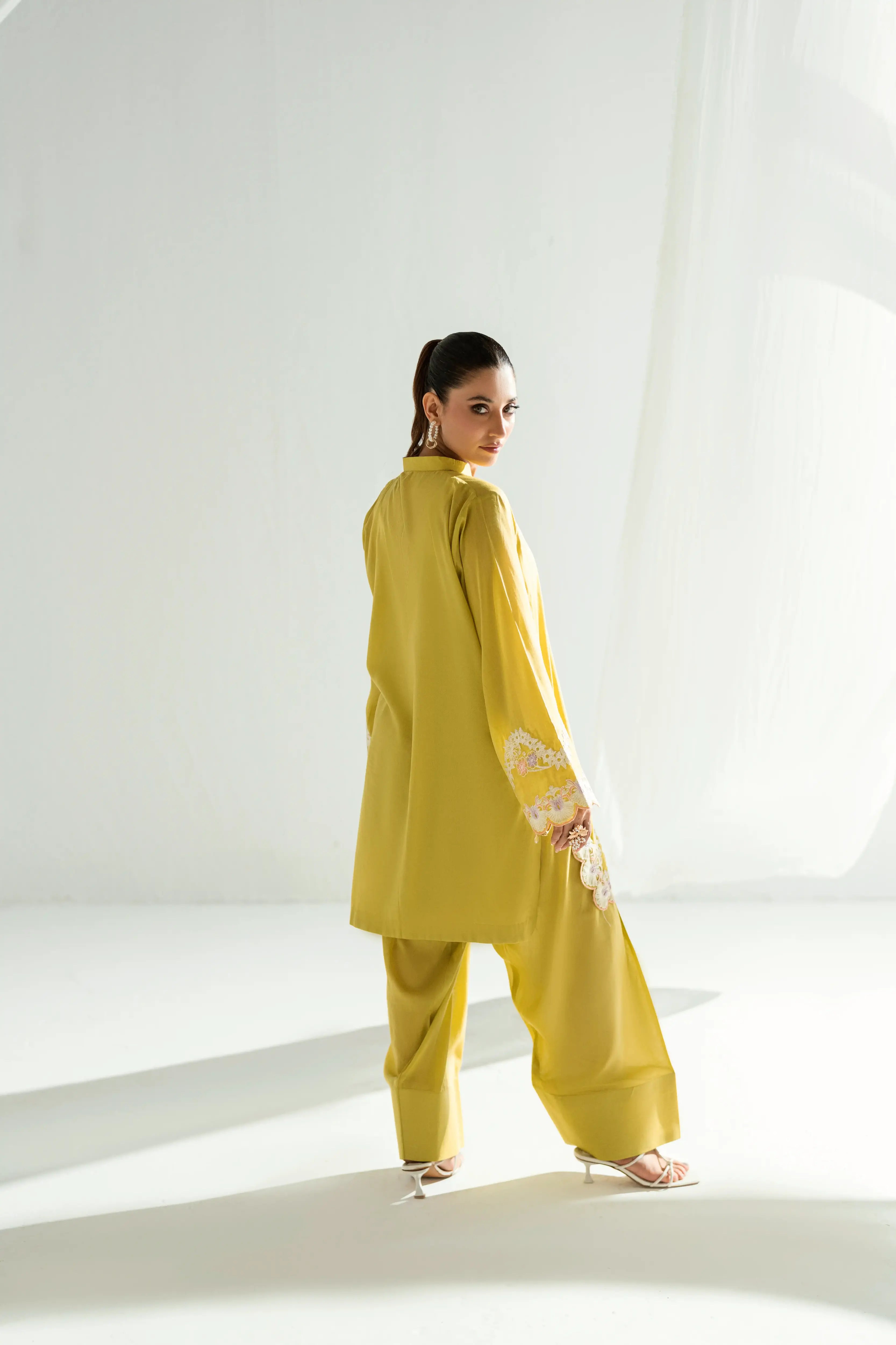 girl posing in yellow dress design by buraqstore summer outfit