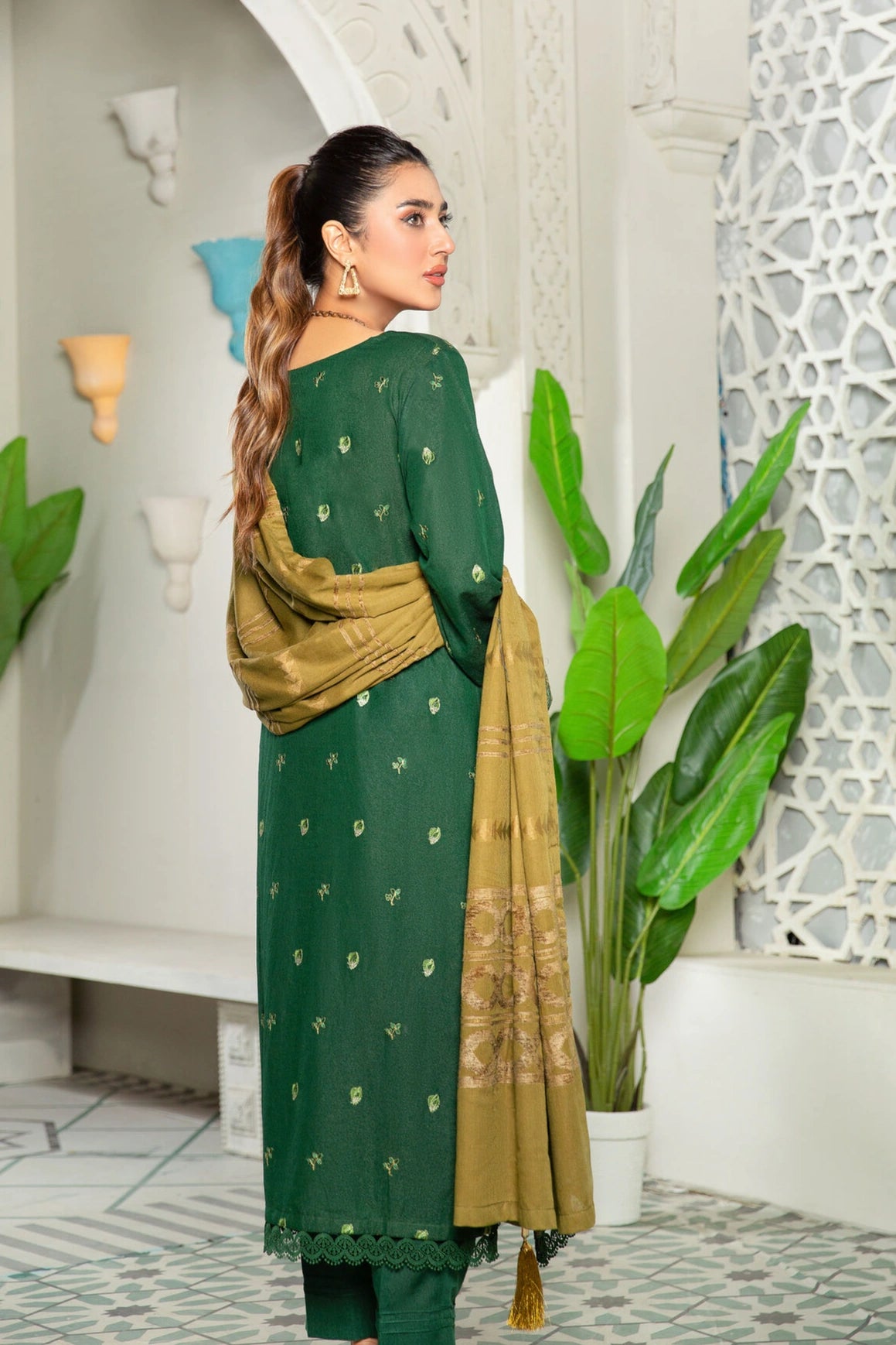 Rawayat R-10 : Embroidered Slub Karandi 3PC