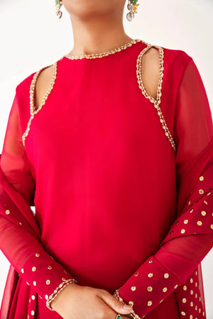 model posing in pink chiffon dress pret outfit buraqstore