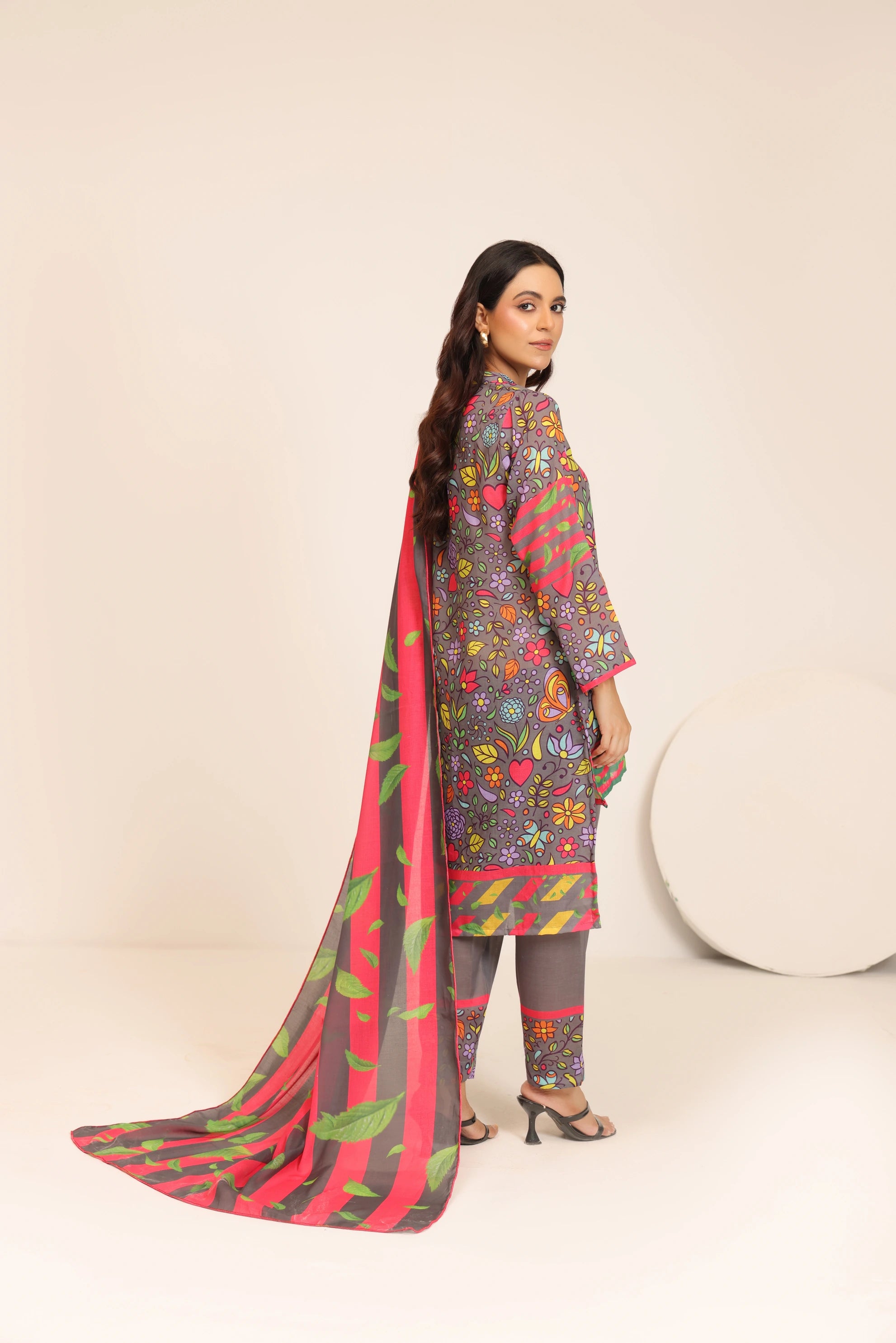 Girl wearing soft lawn outfit by Buraqstore styled for hot weather