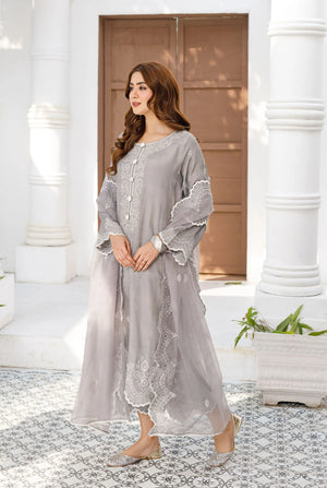 Girl wearing elegant silk dress by Buraqstore styled for evening wear