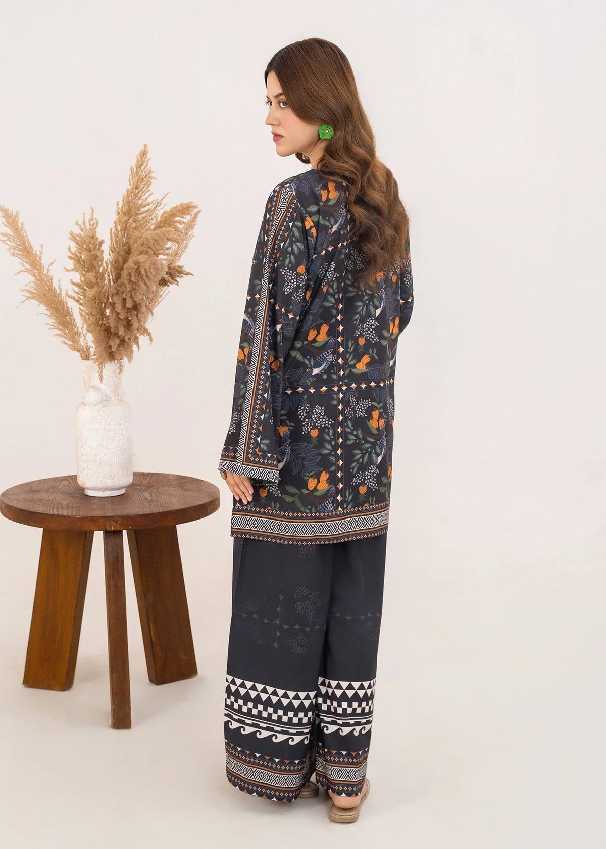 Women wearing black dress pakistan set, close-up of the print on the grip fabric shirt, Buraqstore
