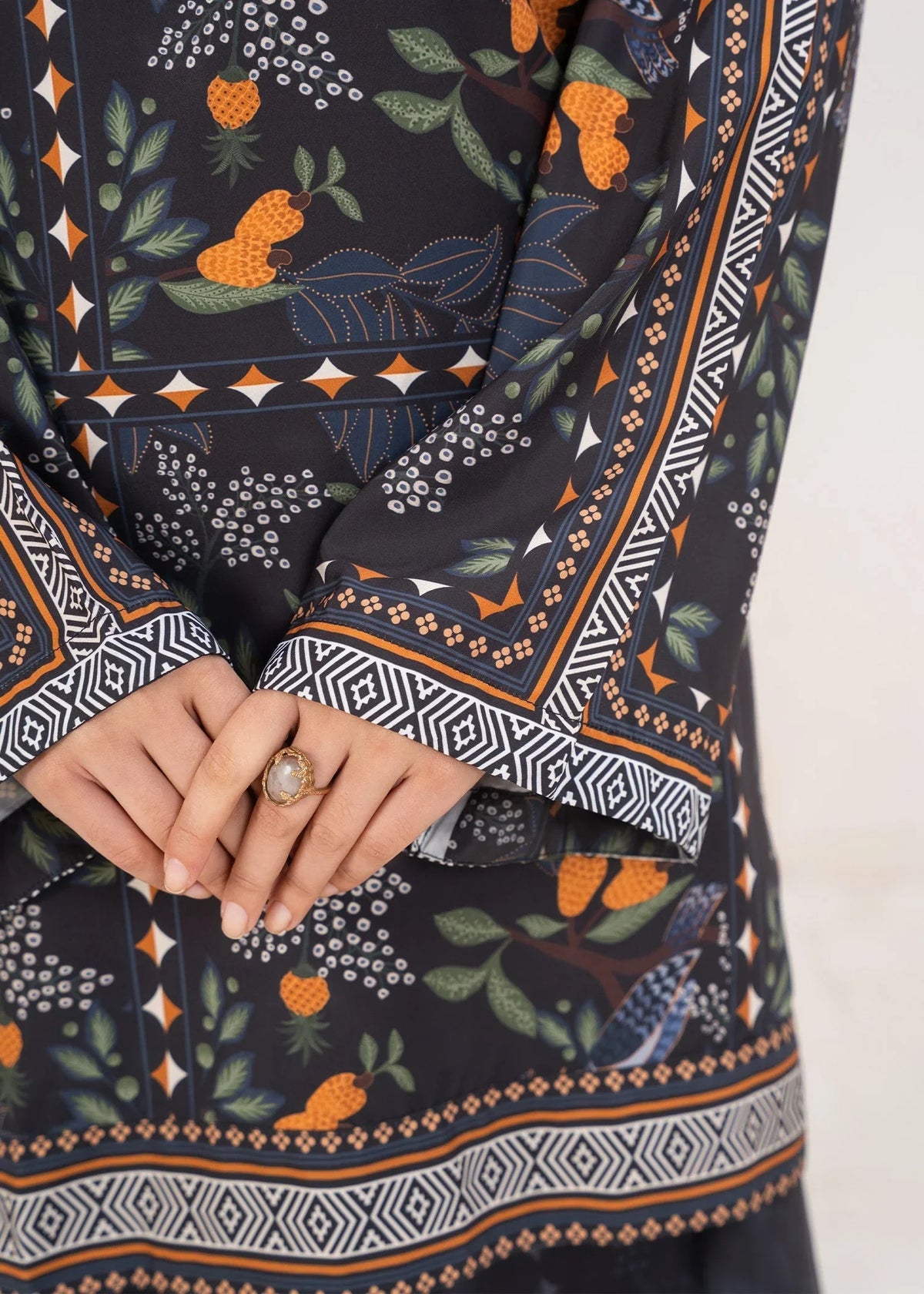Women wearing black dress pakistan set, back view of the printed grip shirt and trouser, Buraqstore