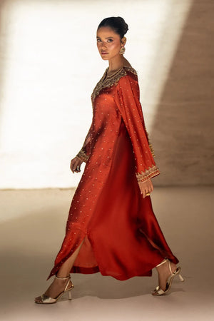 Model wearing deep rust kaftan dress price in pakistan set, V-neckline panel detailing on the sheesha silk, Buraqstore