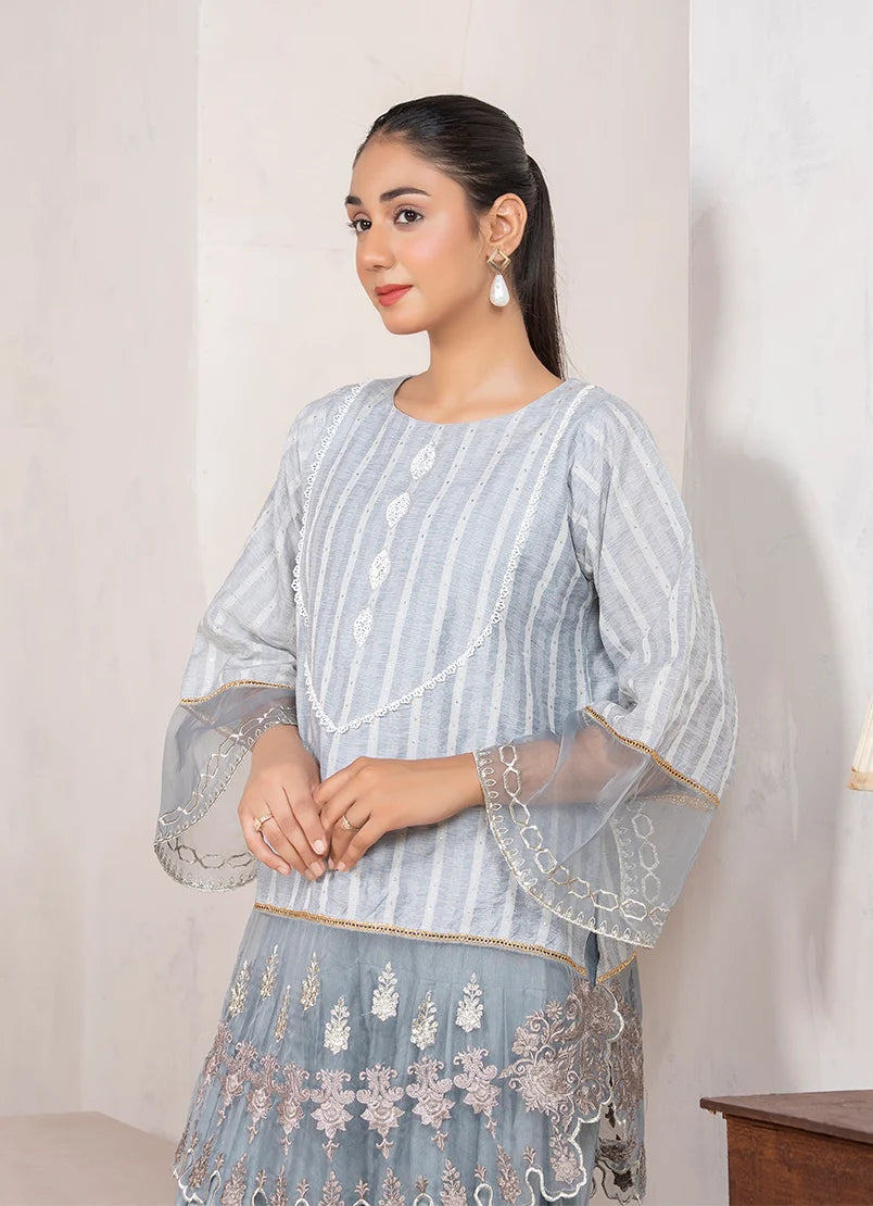 Model wearing grey colour dress, side view showing the fit of the jacquard 2-piece set, Buraqstore