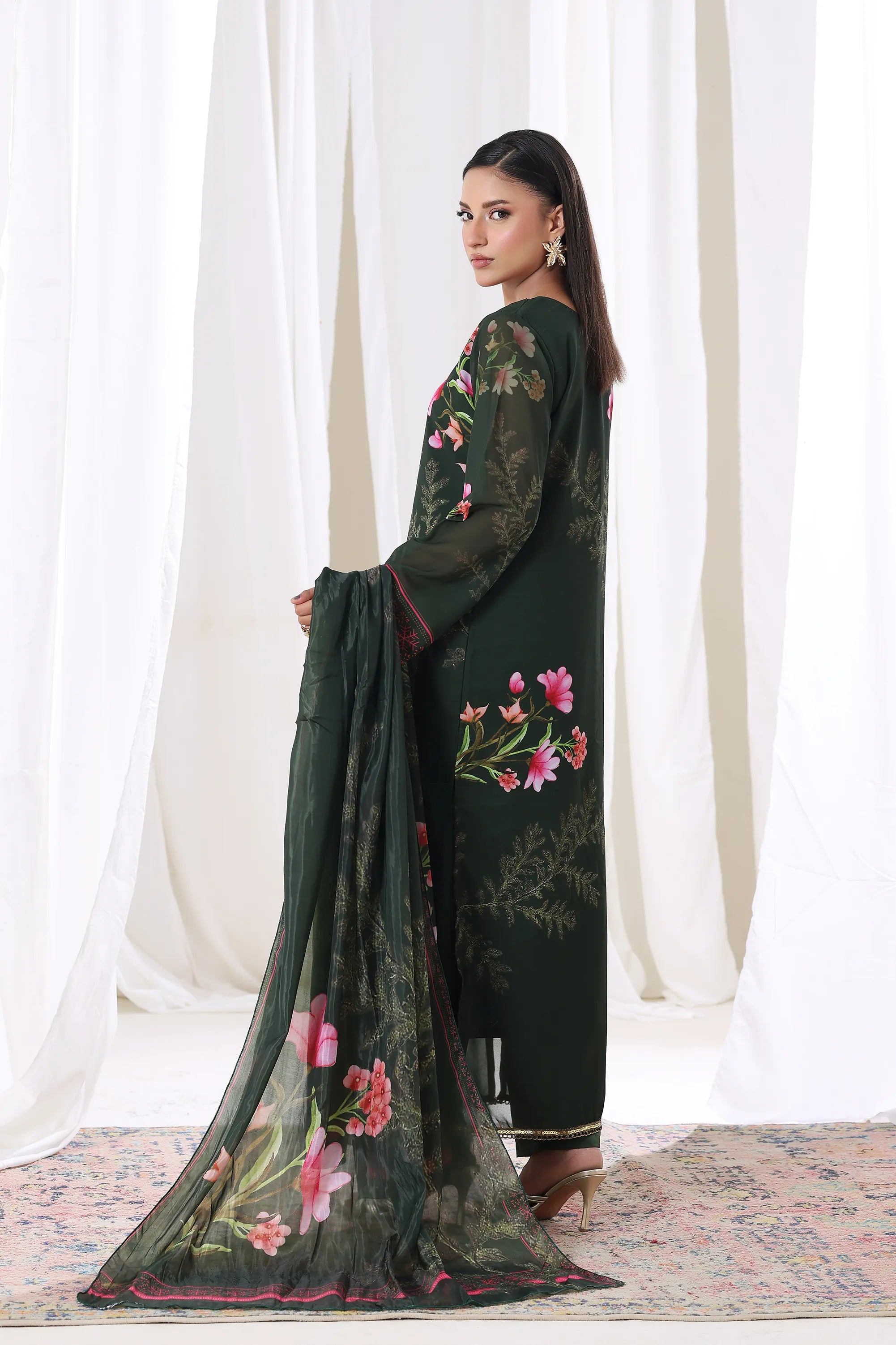 Female model showcasing Emerald Blossom chiffon pret from Buraqstore, stylish women’s attire
