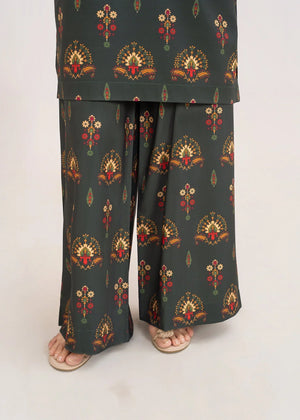 Women wearing maroon dress, back view of the printed grip shirt and trouser, Buraqstore