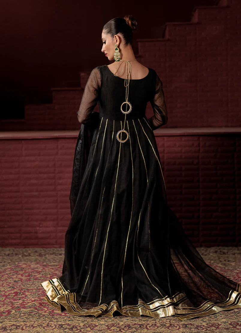 Woman wearing Buraqstore Siyah Zar black maxi design